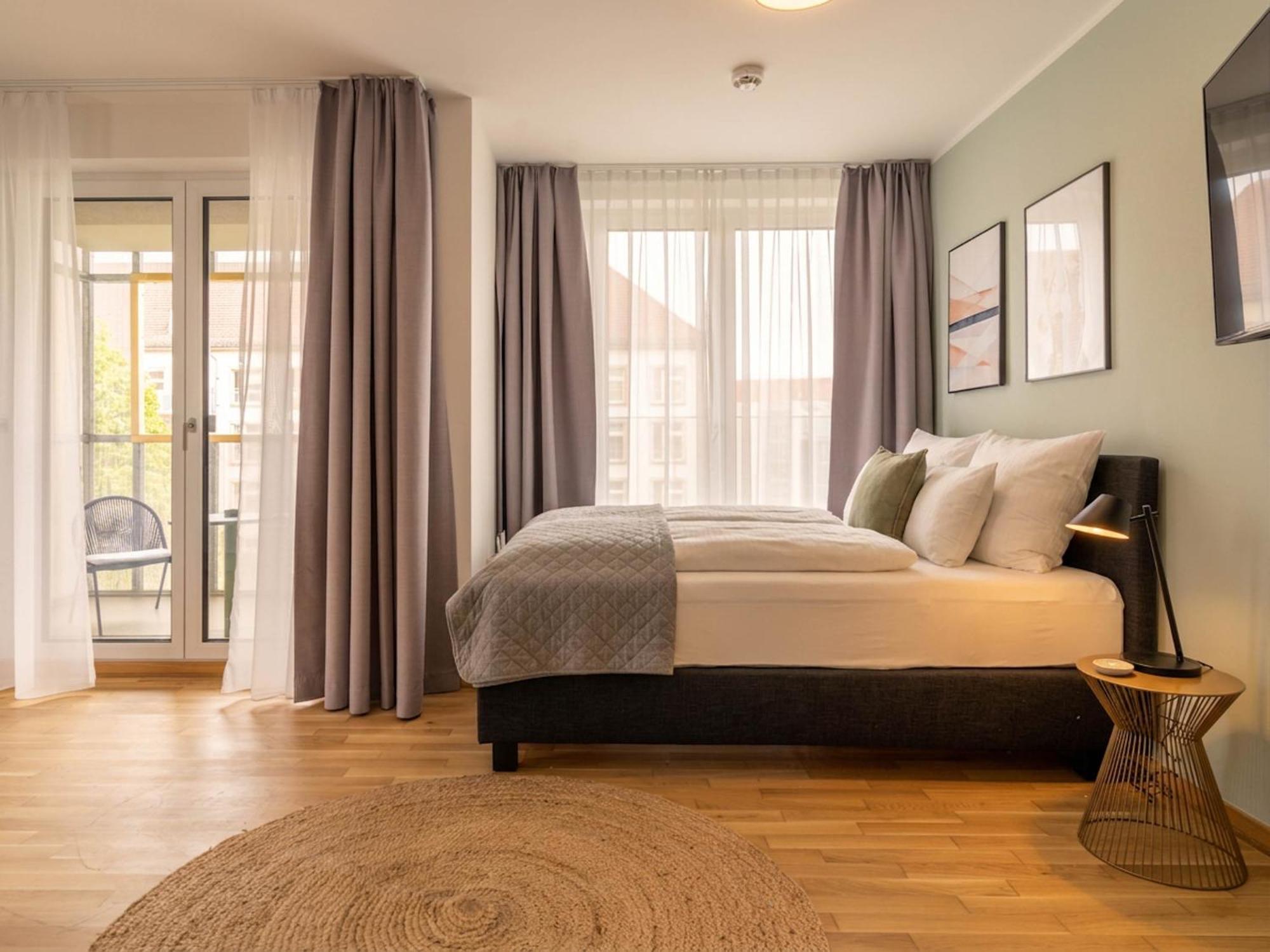 Suite L mit Loggia und Straßenblick